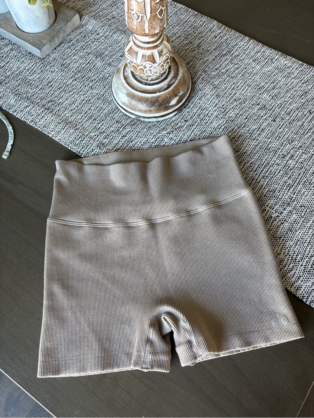 ALO Yoga Ribbed High-Rise Seamless Shimmer Bike Shorts in Taupe Gravel Small - Picture 3 of 8